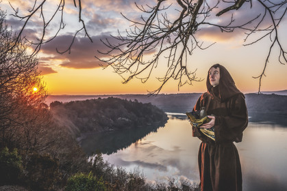 1100 - Cloche à main et fausse relique