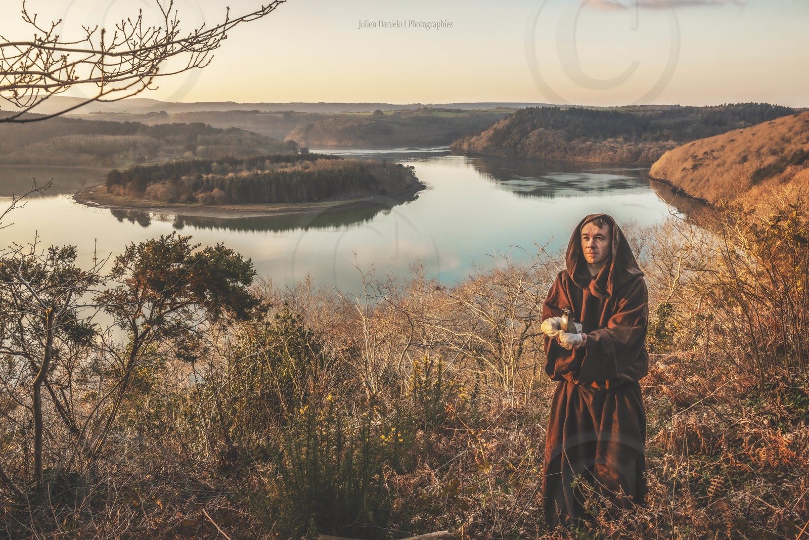 1100 - Cloche à main et fausse relique