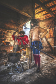 1595 - Les troupes anglaises récupèrent le plomb des vitraux de l'abbatiale pour créer des balles.