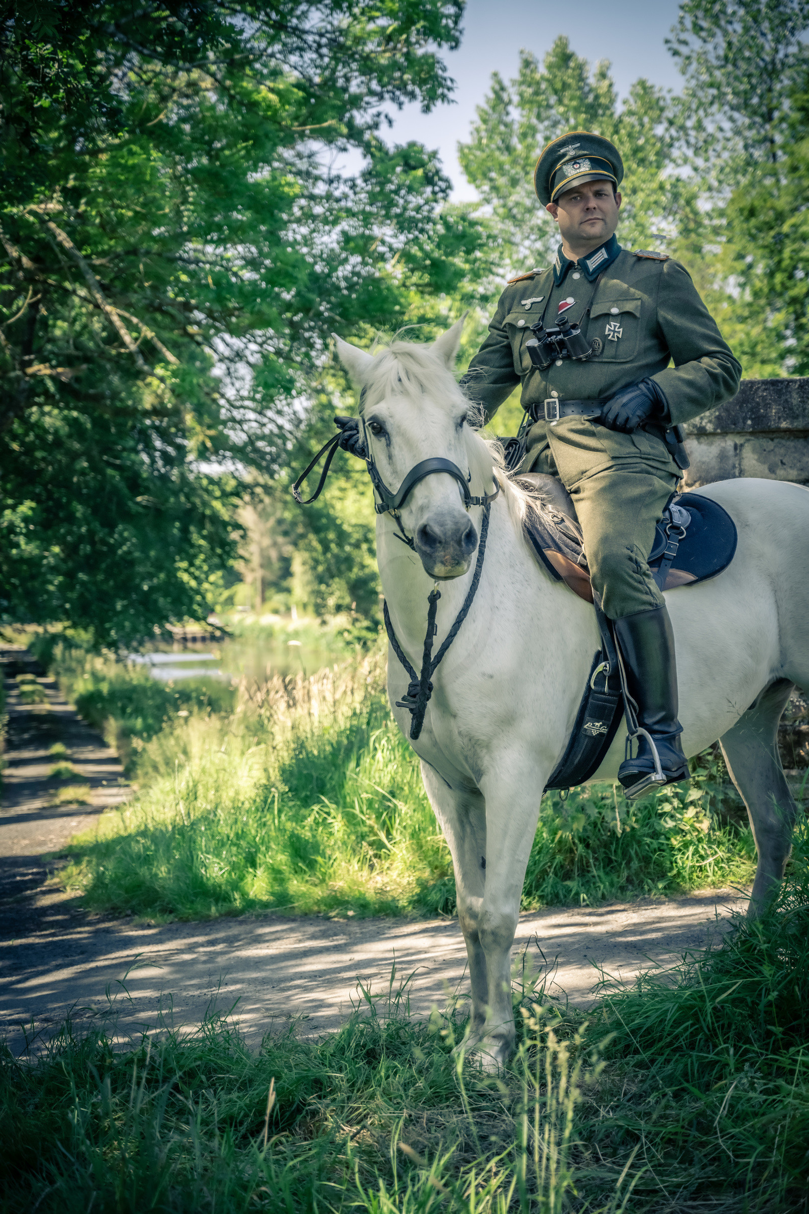 19440806-l-officier-au-cheval-blanc.jpg