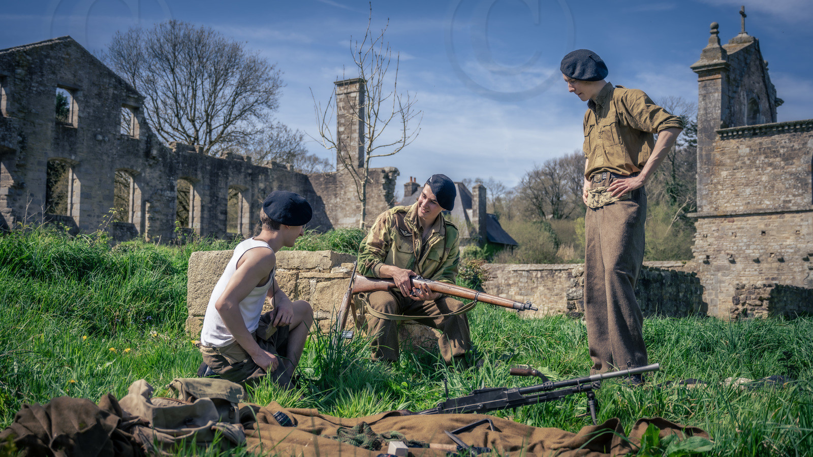 19440726-jean-robert-sas-apprenant-le-maniement-des-armes-a-2-jeunes-resistants.jpg