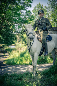 19440806-l-officier-au-cheval-blanc.jpg