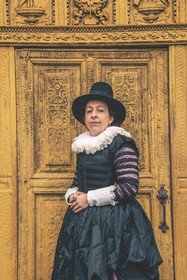 1628 - Portrait d'une protestante vitréenne au devant de la porte de l'église catholique de Vitré